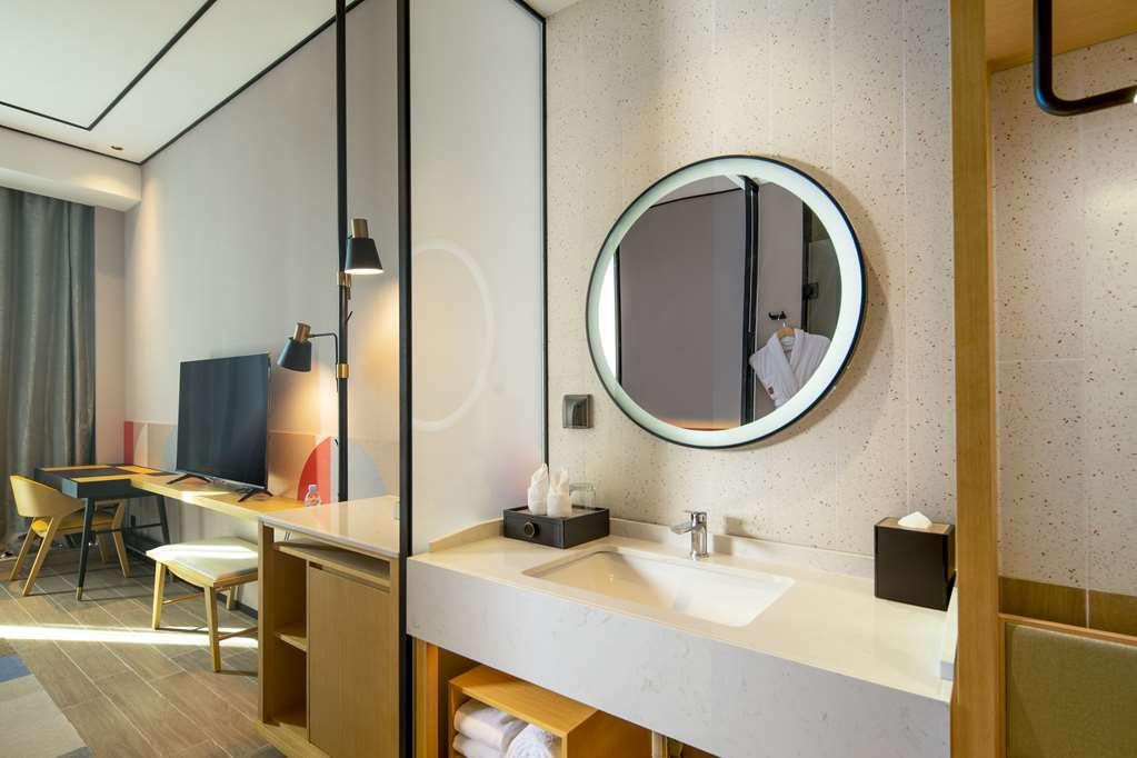 Hilton Garden Inn Shenzhen Airport,Enjoy 24-Hour One Way Free Delivery From Hotel To Shenzhen Baoan Airport On The Hour Σενζέν Δωμάτιο φωτογραφία
